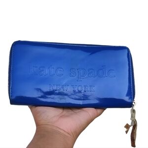 KATE SPADE Zippered Chrissy Big Apple Wristlet ‎ Gifting Royal Blue Patent